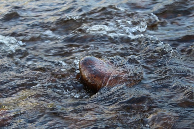 камень в реке